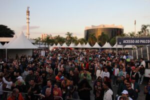 Equipe CLT Geradores durante montagem para evento no Memorial da América Latina